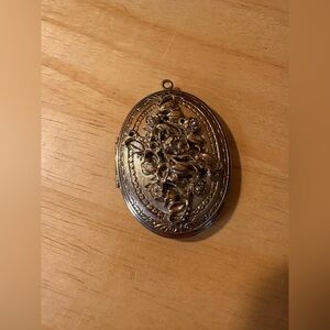 Vintage Gold Tone Floral Filigree Oval Locket Pendant Hinged Photo Frame